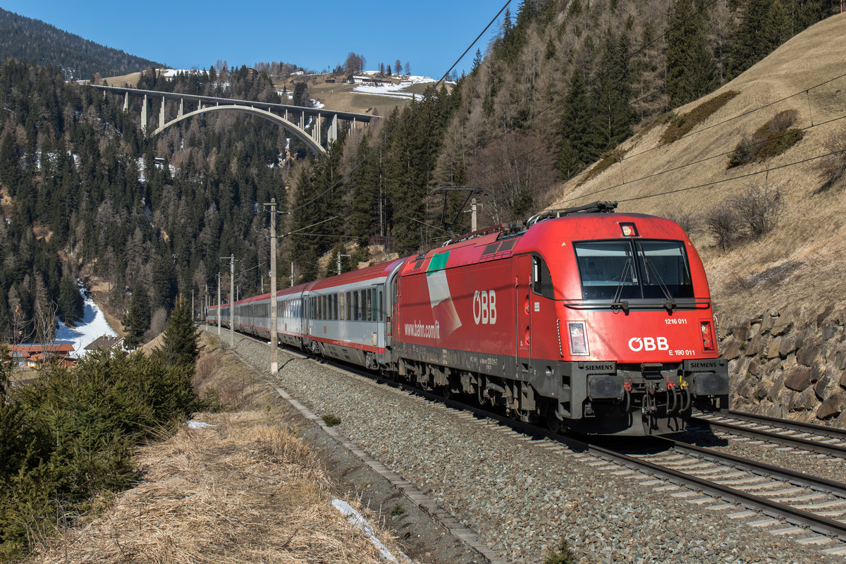 1216 011-7 auf dem Weg zum Brenner am 19. Mrz 2016 bei St. Jodok.