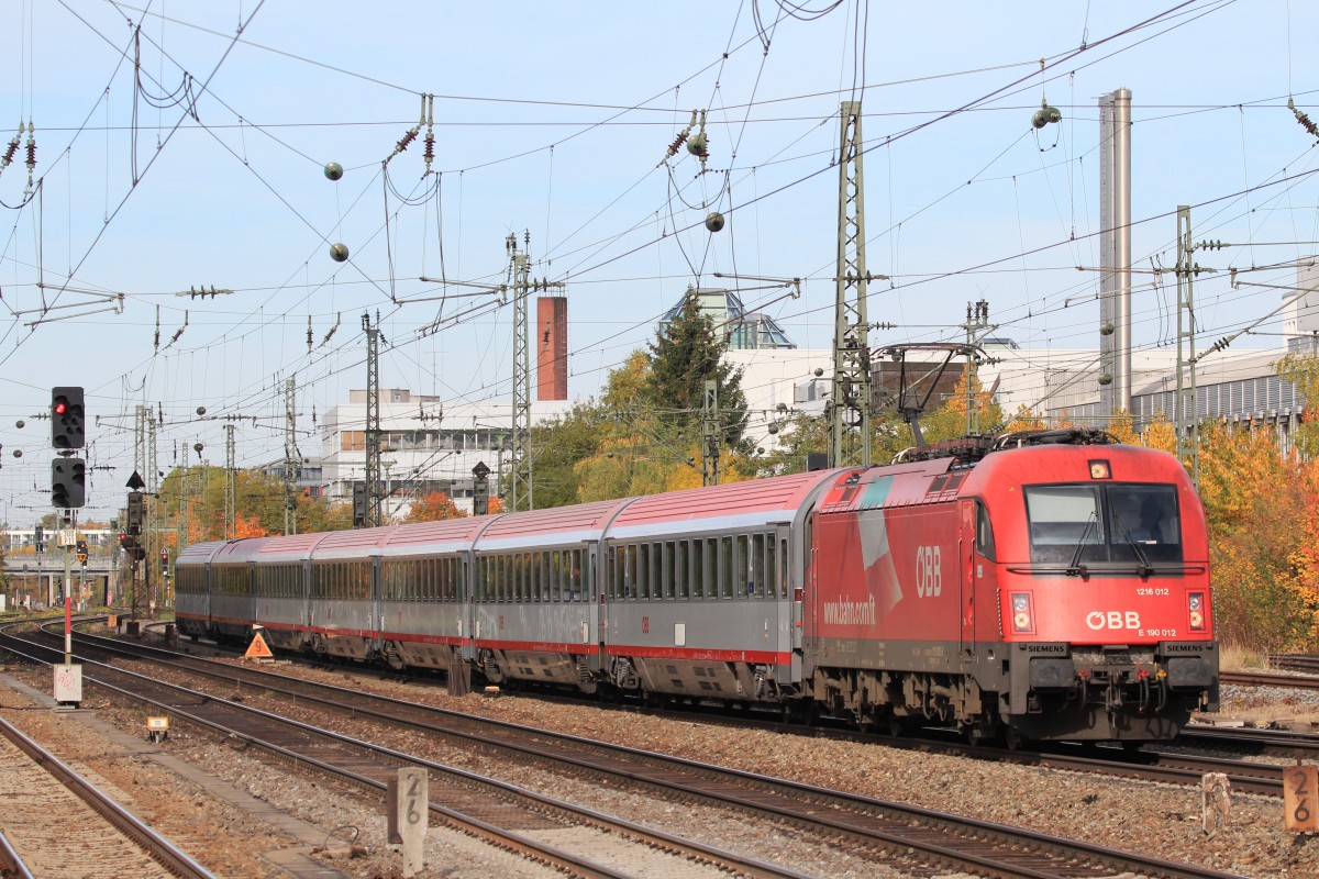 1216 012-5 am 21. Oktober 2013 vom Hauptbahnhof kommend in Mnchen-Heimeranplatz.