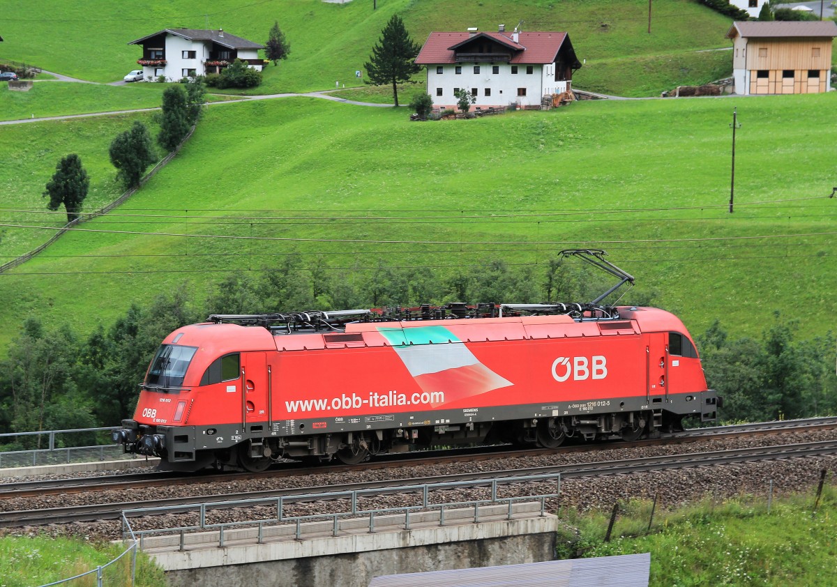 1216 012-5 ist am 5. August 2014 bei St. Jodok in Richtung Innsbruck unterwegs.
