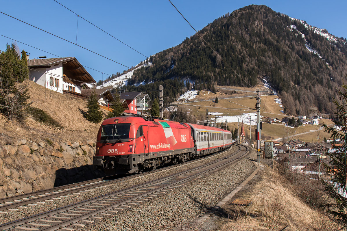 1216 014-1 auf dem Weg nach Innsbruck am 19. Mrz 2016 bei St. Jodok.