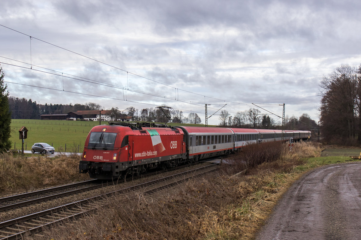 1216 017 auf dem Weg zum Brenner am 14. Dezember 2016 bei Vogl.