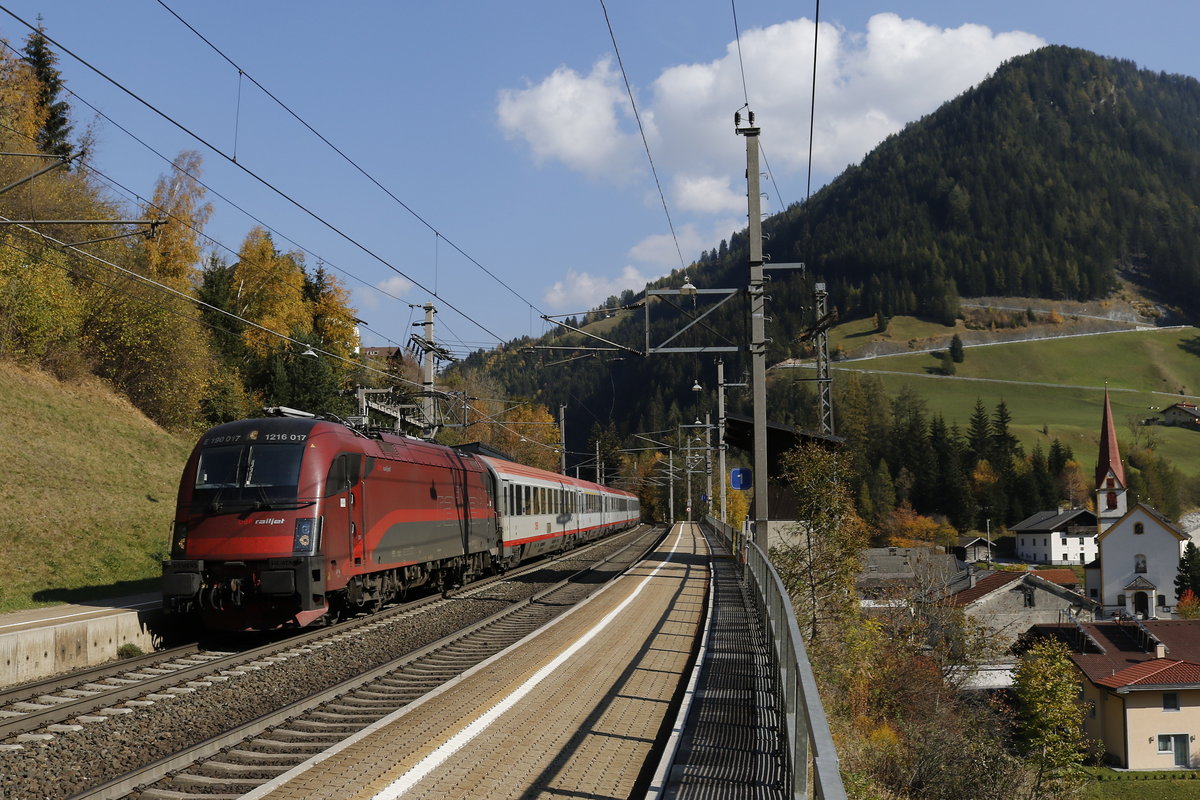 1216 017 war mit einem  EC  vom Brenner in Richtung Innsbruck unterwegs. Aufgenommen am 16. Oktober 2018 in St. Jodok.