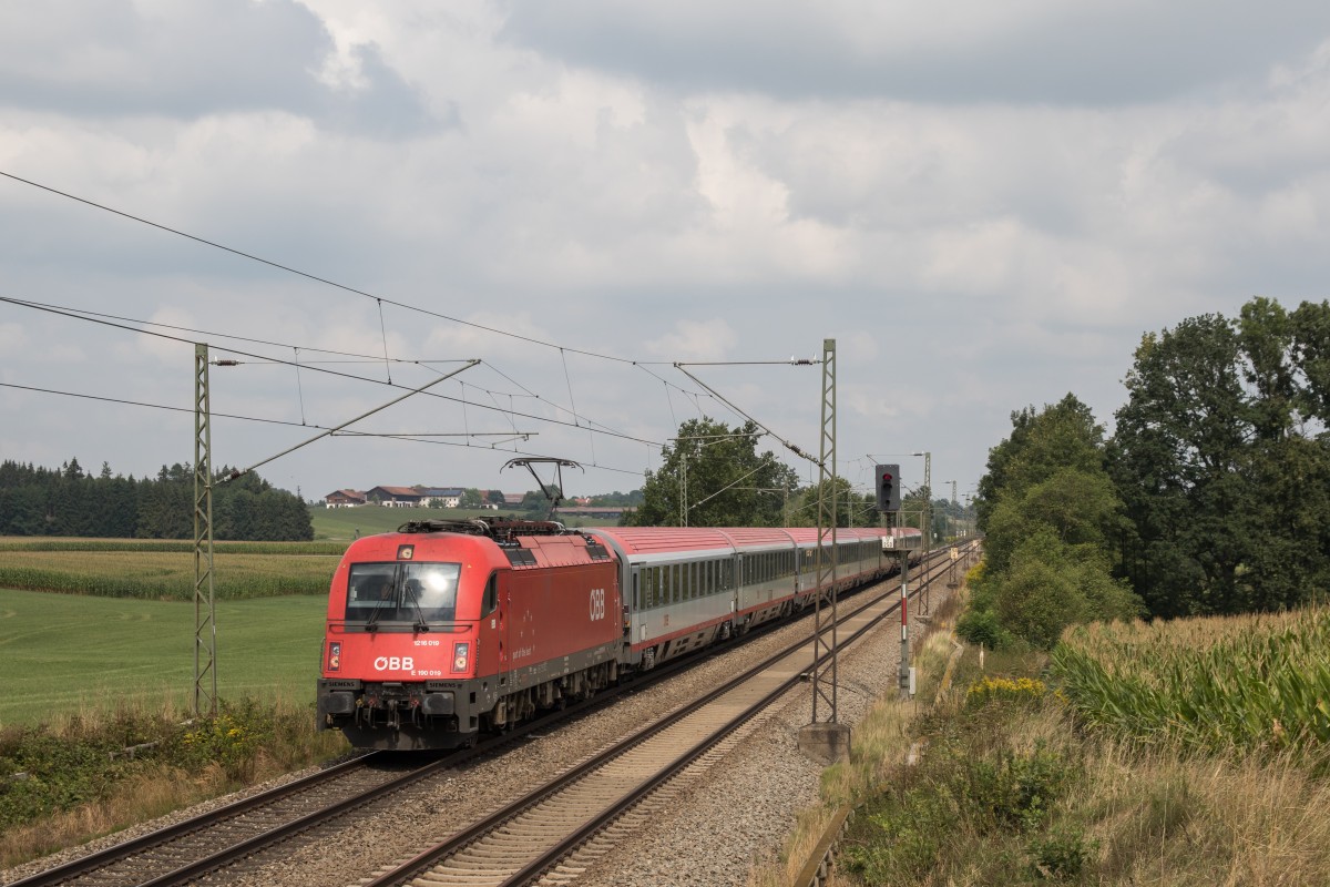 1216 019-0 am 20. August 2015 aus Mnchen kommend bei Hilperting.
