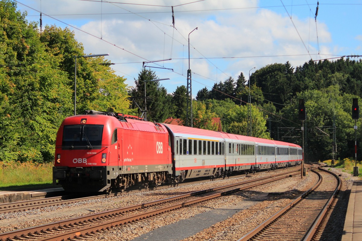 1216 022-4 auf dem Weg vom Brenner zum Mnchner Hauptbahnhof. Aufgenommen am 16. August 2012 in Assling.