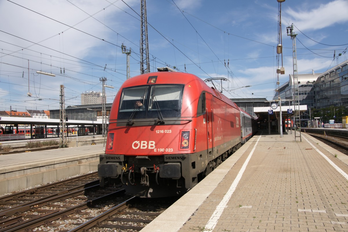 1216 023-2 verlt am 11. August 2011 den Mnchner Hauptbahnhof.