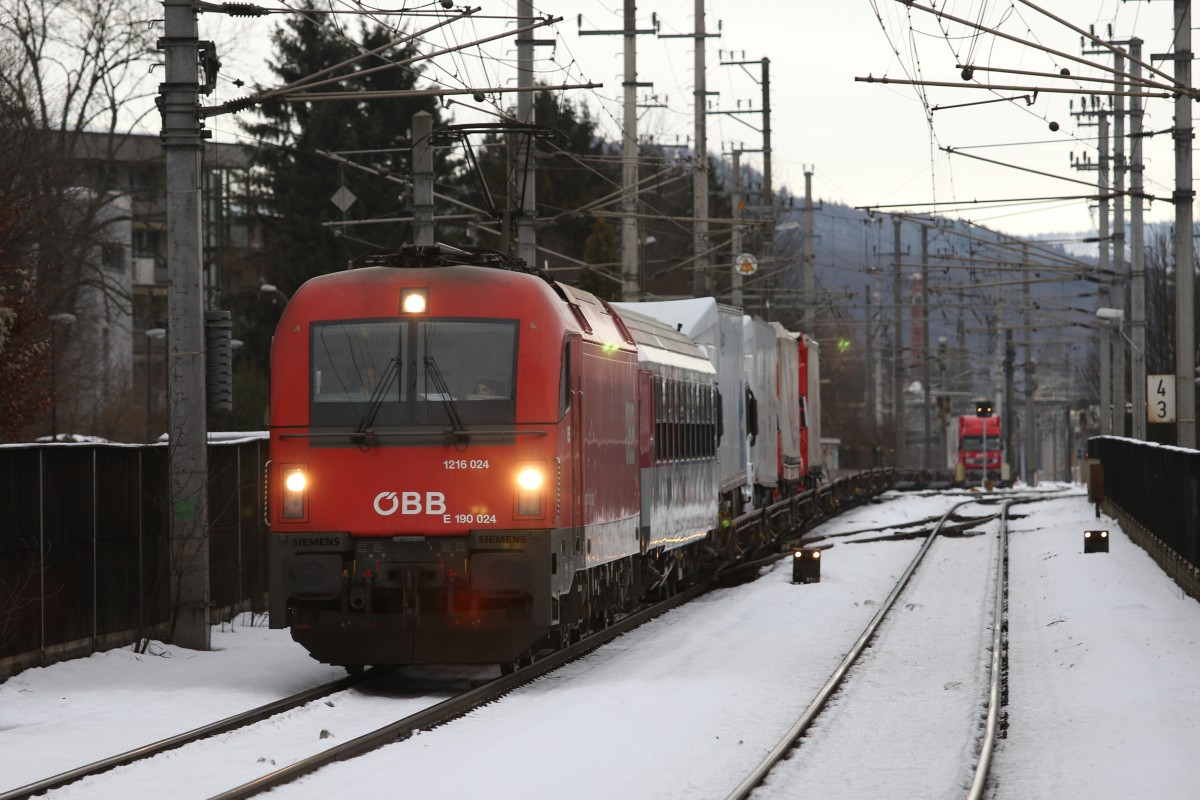 1216 024-0 mit einer  Rola  am 5. Januar 2015 in Salzburg-Parsch.