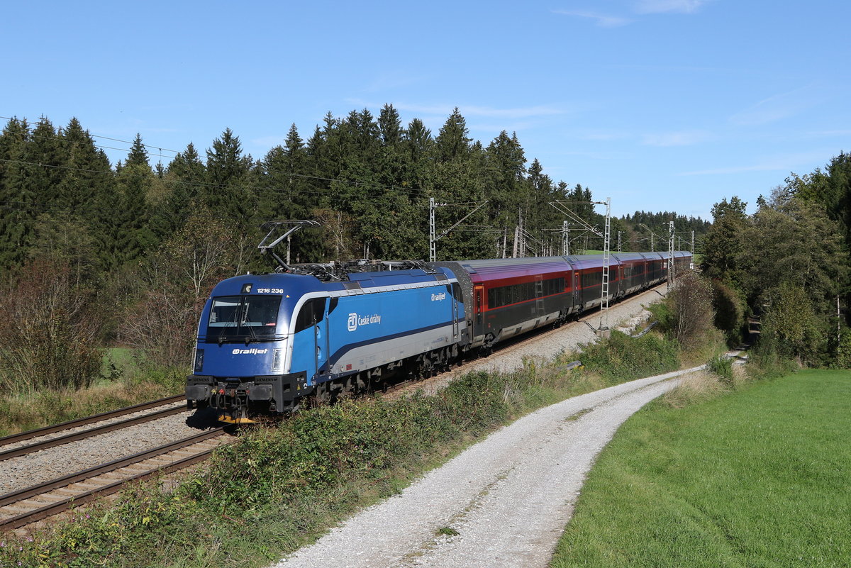 1216 236 schob am 9. Oktober 2020 einen Railjet bei Grabensttt in Richtung Salzburg.