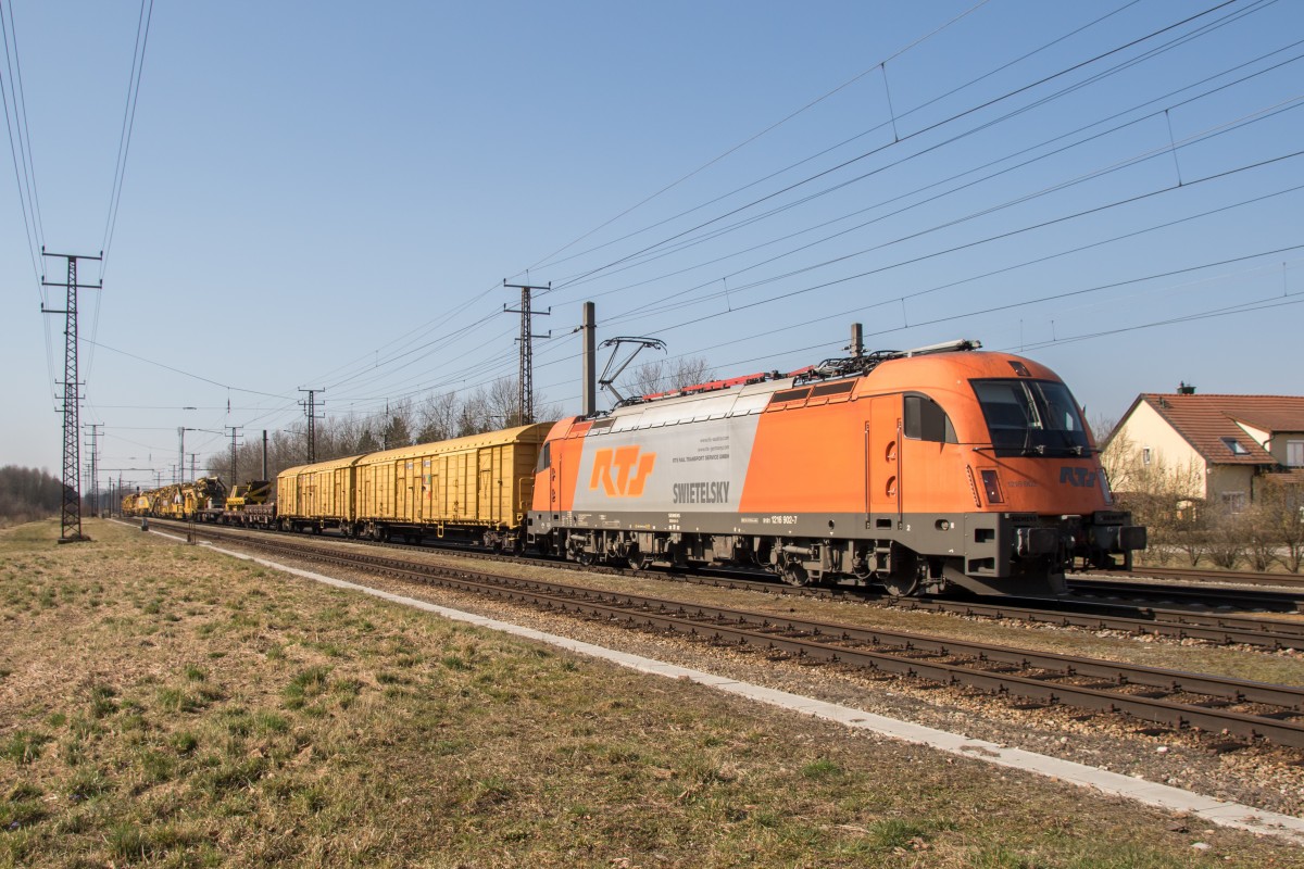 1216 902-7 mit einem Bauzug am 18. Mrz 2015 im Bahnhof von Viehofen.