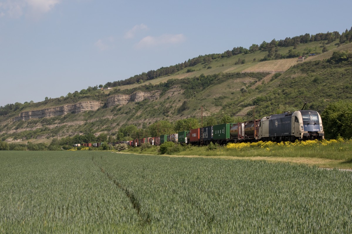 1216 950-6 ist am 14. Mai 2015 mit einem Containerzug bei Thngersheim in Richtung Wrzburg unterwegs.