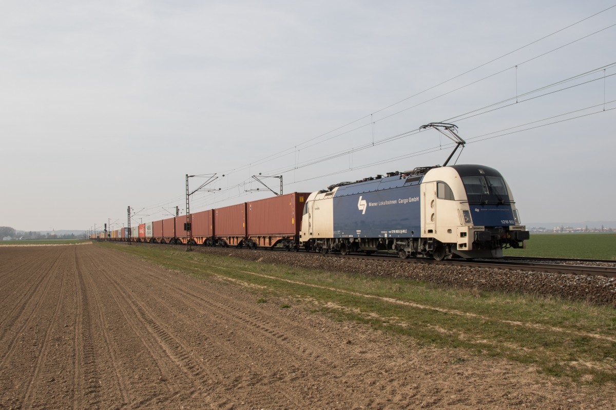1216 952-2 ist am 9. April 2015 bei Mintraching mit einem Containerzug in Richtung Passau unterwegs.