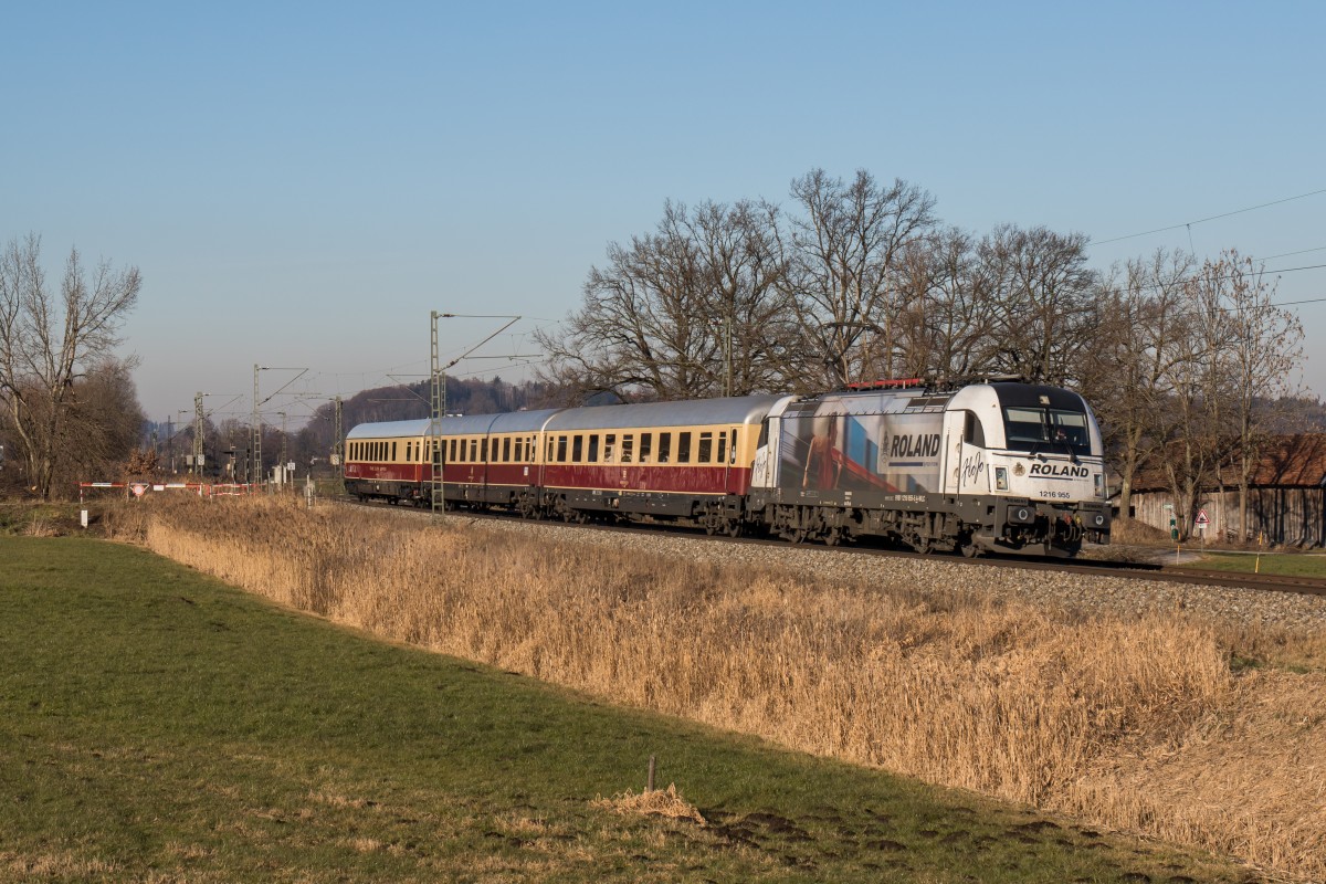 1216 955-5 bringt am 29. Dezember 2015 den  AKE-Rheingold  nach Salzburg. Aufgenommen bei Bernau am Chiemsee.