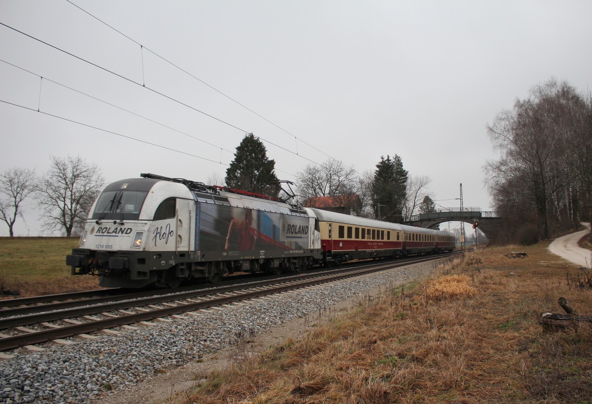 1219 955-5 mit dem  AKE-Rheingold  auf der Rckfahrt von Salzburg am 2. Januar 2016 bei bersee am Chiemsee.