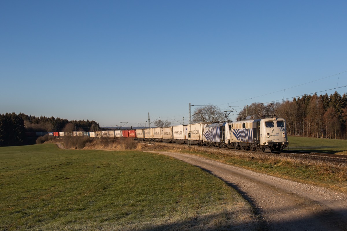 139 135 und 185 663 waren am 24. Dezember 2015 mit dem  Ekol-Zug  bei Sossau in Richtung Salzburg unterwegs.