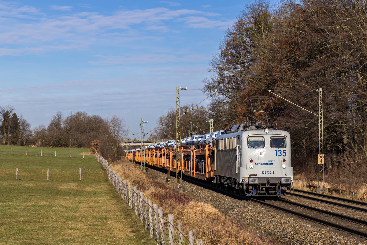 139 135 mit einem Autozug aus Mnchen kommend am 13. Dezember 2016 bei Vogl.