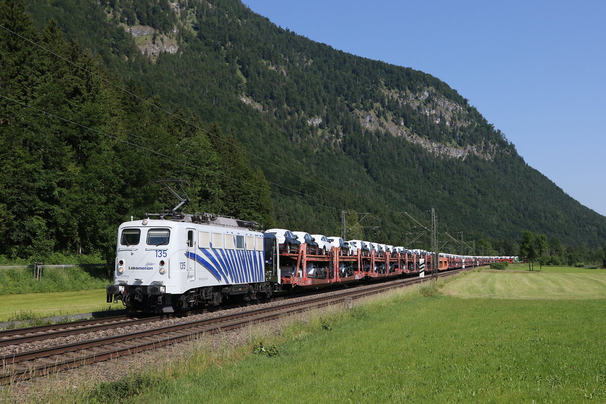 139 135 war am 14. Juni 2023 mit einem Autozug bei Niederaudorf in Richtung Kufstein unterwegs.