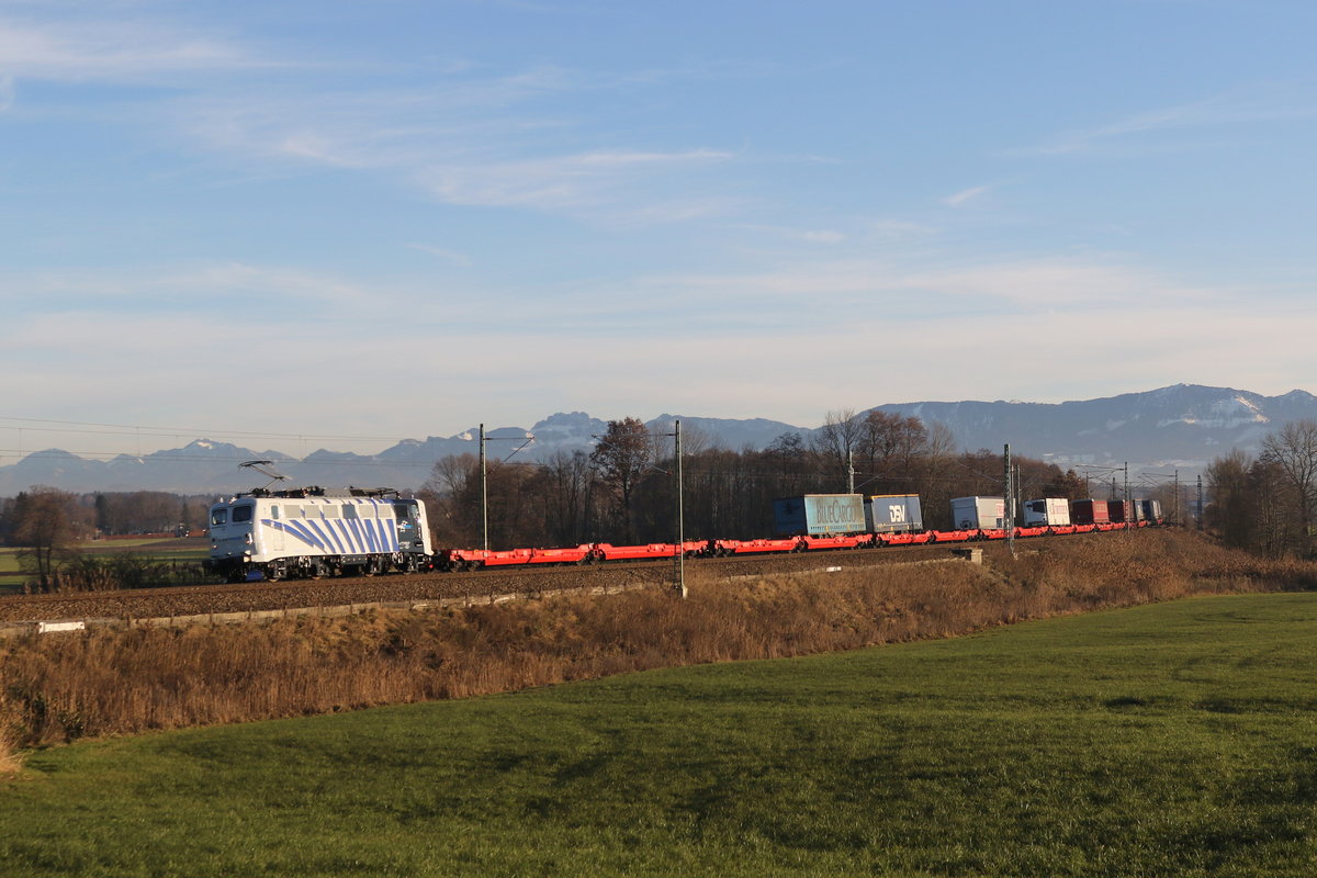 139 177 kam spter mit einem schwach beladenen  KLV  aus Rosenheim zurck. Aufgenommen am 6. Dezember 2019 bei Rann.