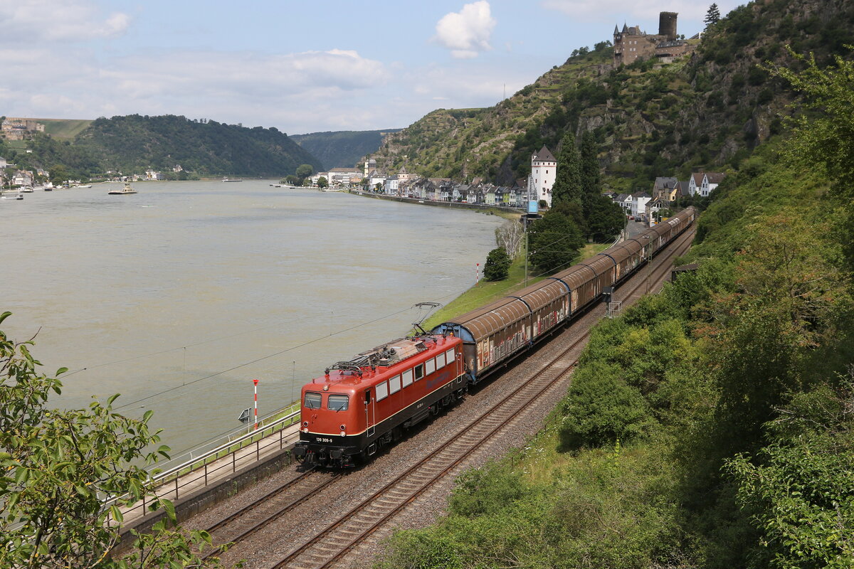 139 309 der  Bayern Bahn  mit dem  Henkelzug  am 22. Juli 2021 bei St. Goarshausen.