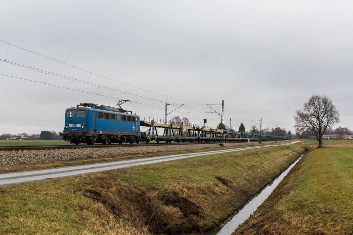 140 037-1 mit leeren Autotransportwagen am 3. Dezember 2016 bei bersee.