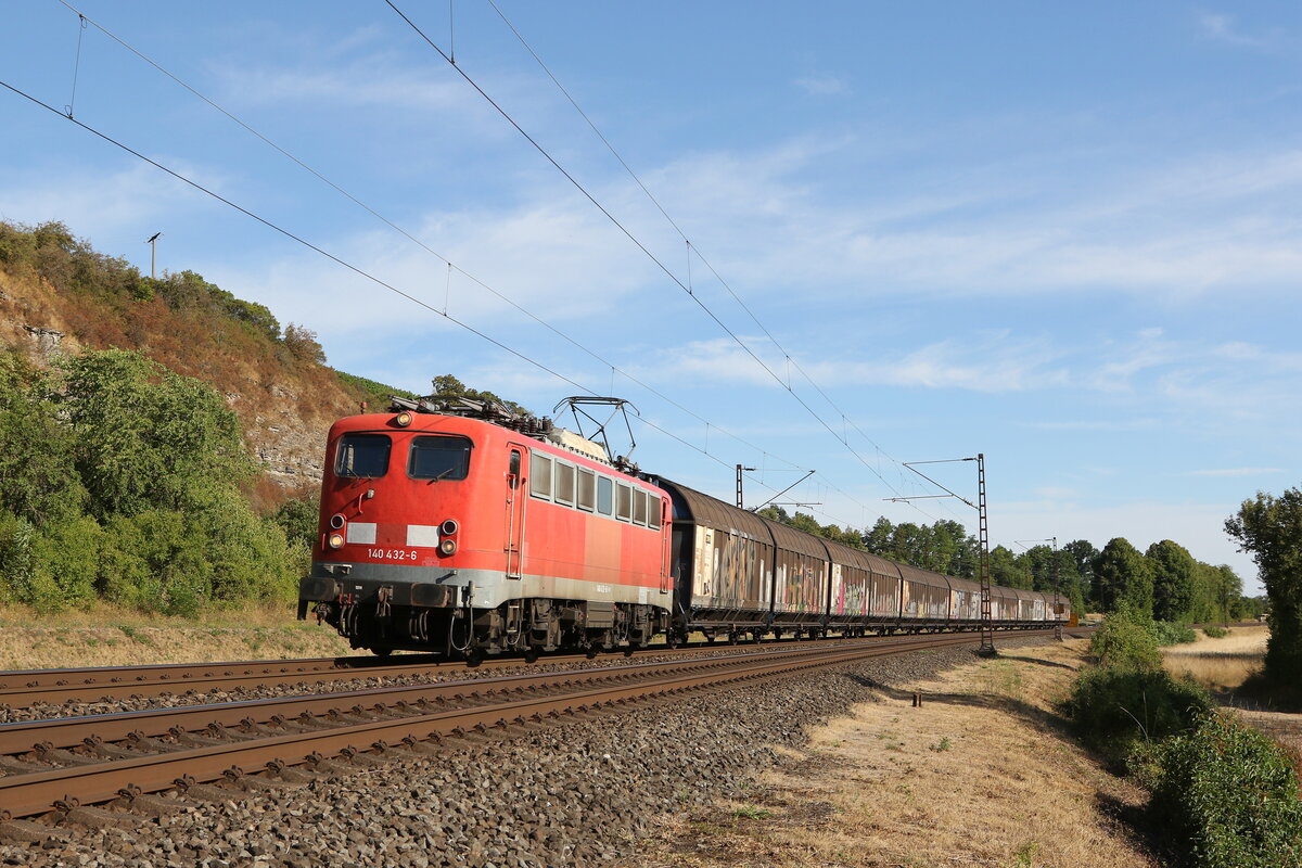 140 432 war am 7. August 2022 mit dem  Henkel-Zug  bei Himmelstadt in Richtung Gemnden unterwegs.
