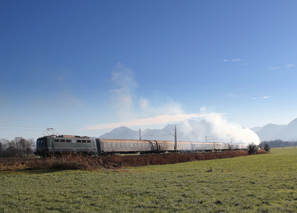 140 438-3 am Zugende eines Sonderzuges des  Bayerischen Eisenbahnhmuseums  am 5. Dezember 2015 bei Bernau am Chiemsee.