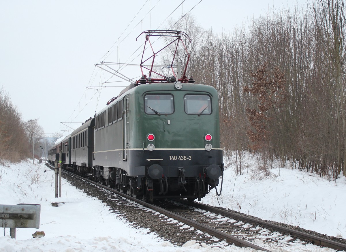 140 438-3 befand sich am 7. Februar 2015 am Zugende eines Sonderzuges von Nördlingen nach Mittenwald. Aufgenommen kurz vor Weilheim.