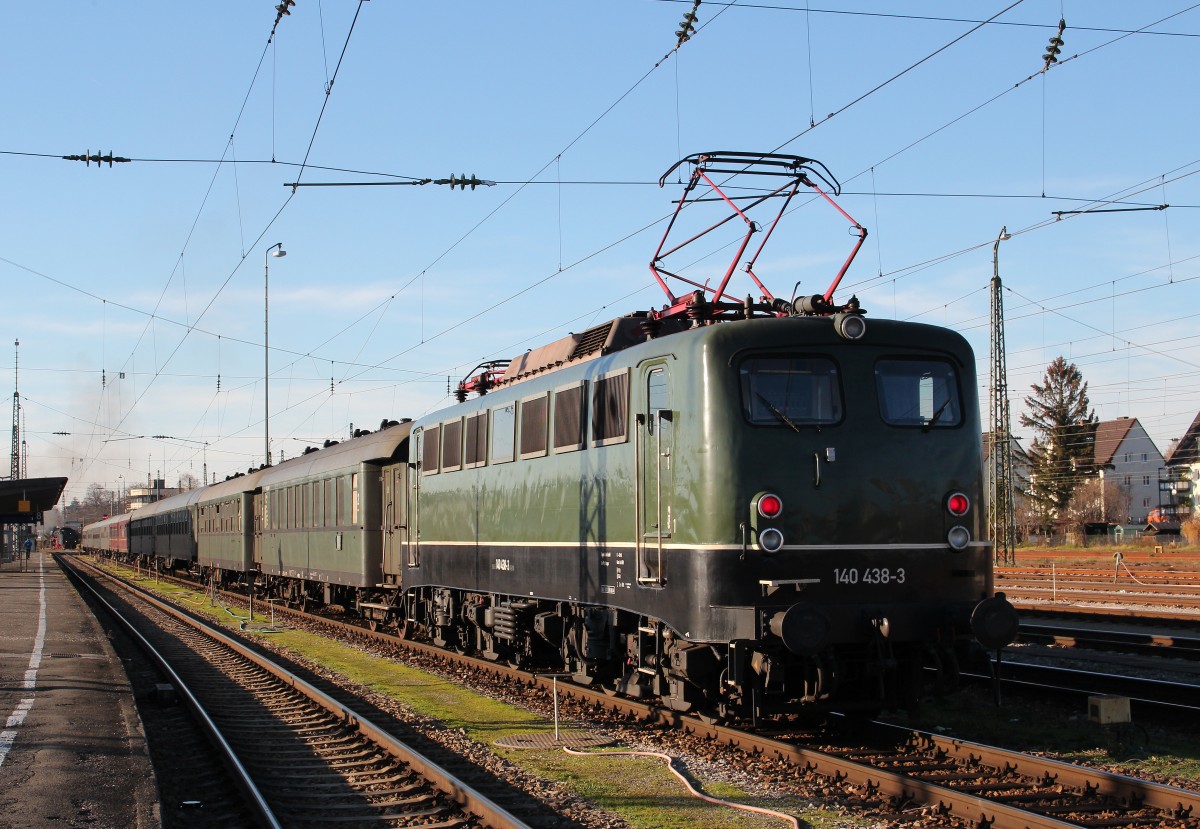 140 438-3 befand sich am 5. Dezember 2015 am Zugende eines Sonderzuges des  Bayerischen Eisenbahn Museums . Das Foto entstand im Bahnhof von Freilassing, dem Endpunkt der Fahrt aus Nrdlingen.
