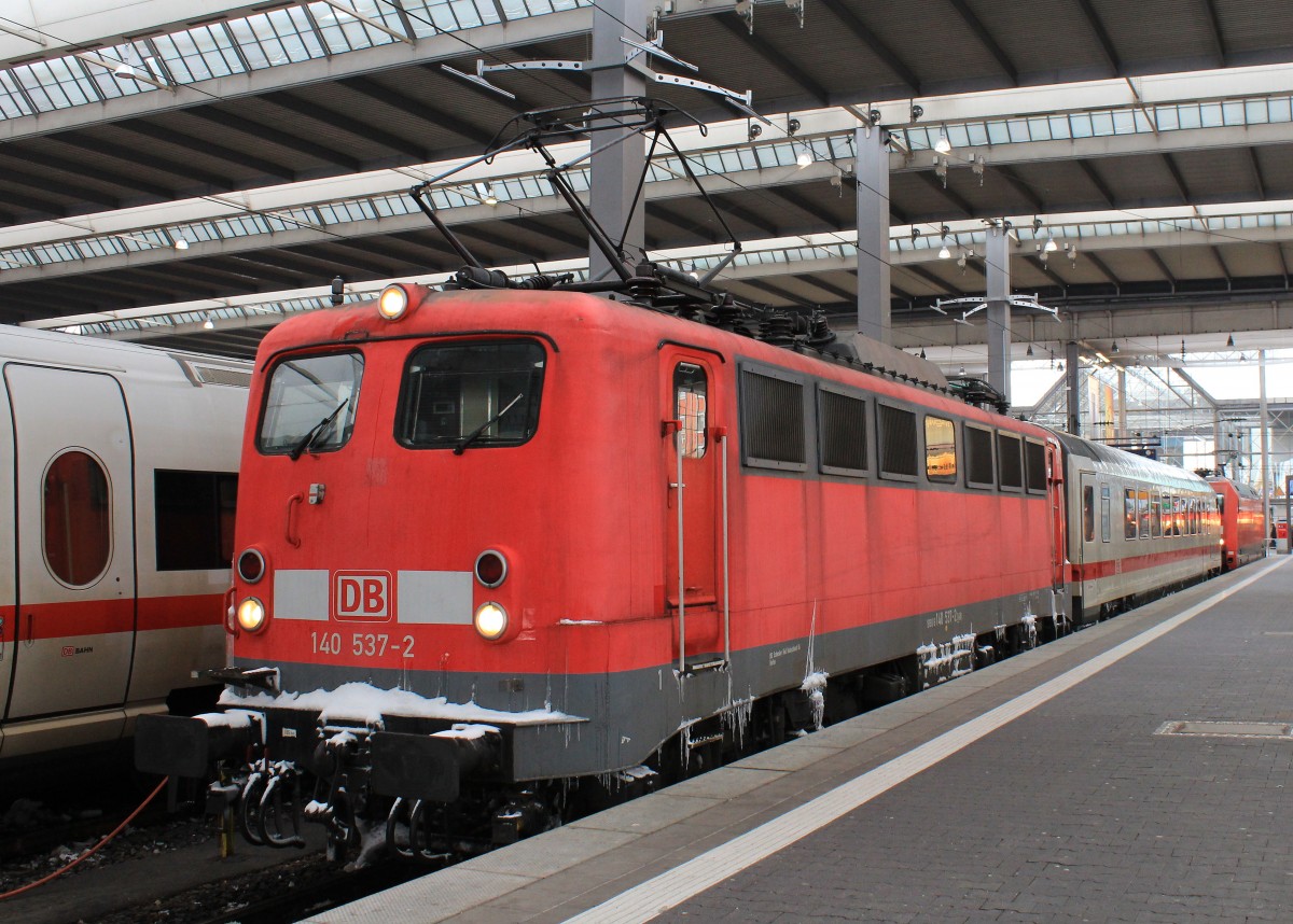 140 537-2 am 20. Januar 2013 im Mnchner Hauptbahnhof.