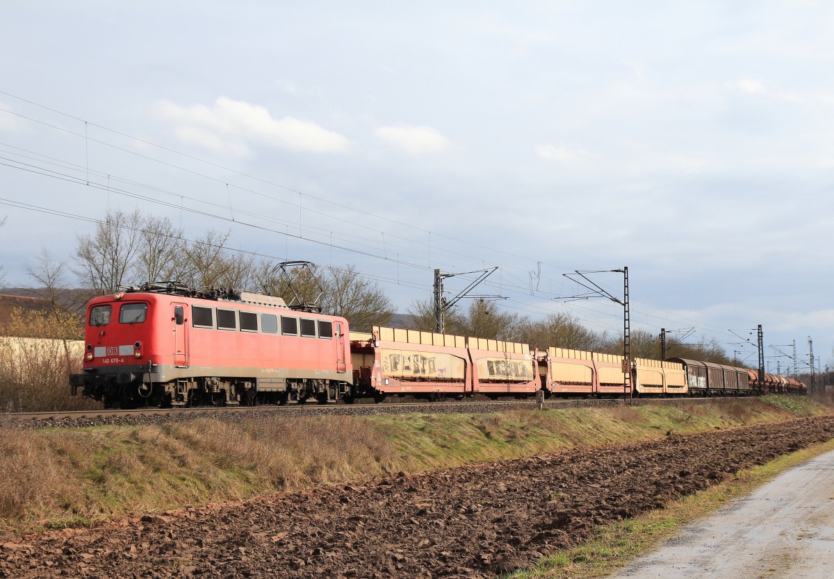 140 678-4 befrdert am 21. Februar 2014 einen gemischten Gterzug durch das Maintal.