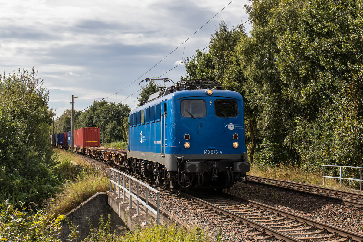 140 876-4 der  Eisenbahngesellschaft Potsdam  mit einem Containerzug am 2. September 2016 bei Hamburg-Moorburg.