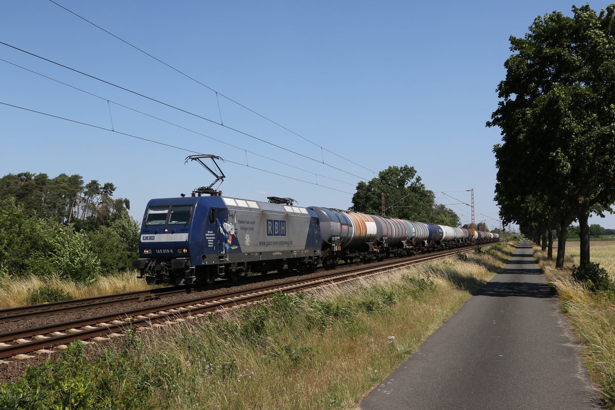 145 019 mit einem Kesselwagenzug am 26. Juni 2020 bei Drverden.