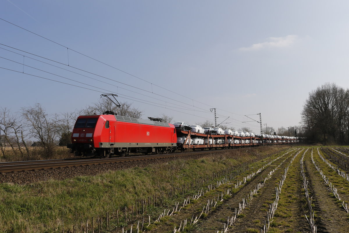 145 057 war mit einem Autozug am 29. Mrz 2019 bei Stubben, zwischen Bremen und Bremerhaven unterwegs.