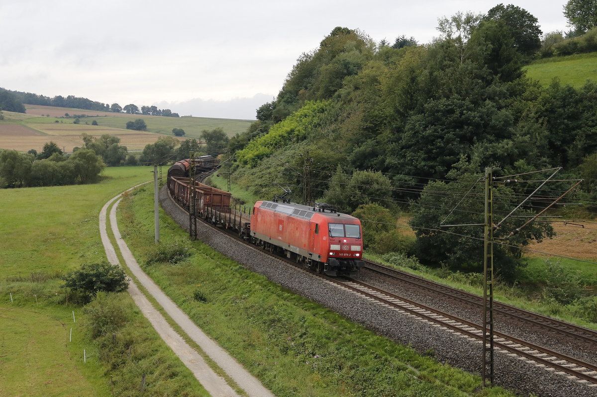 145 078-2 mit einem gemischten Gterzug am 10. August 2017 bei Hermannspiegel im Haunetal.