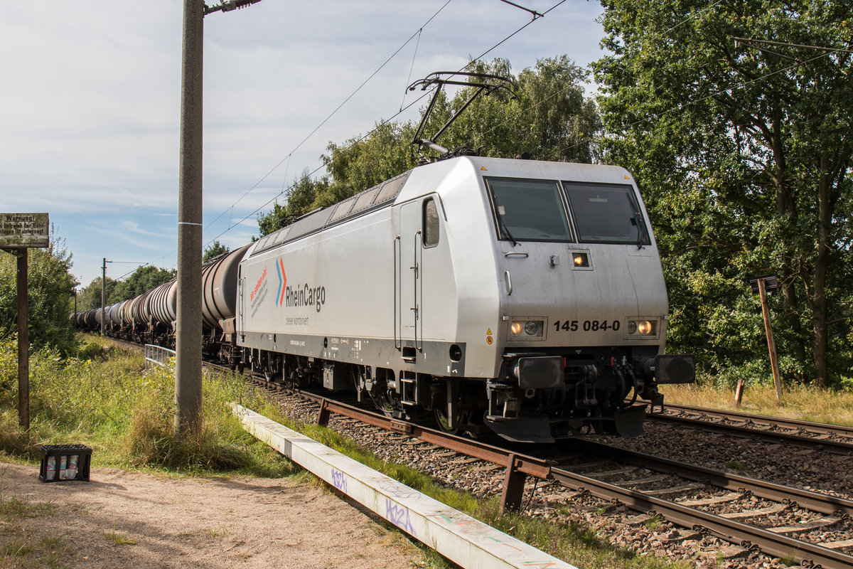 145 084-0 von  Rhein Cargo  mit einem Kesselwagenzug am 2. September 2016 bei Hamburg-Moorburg.