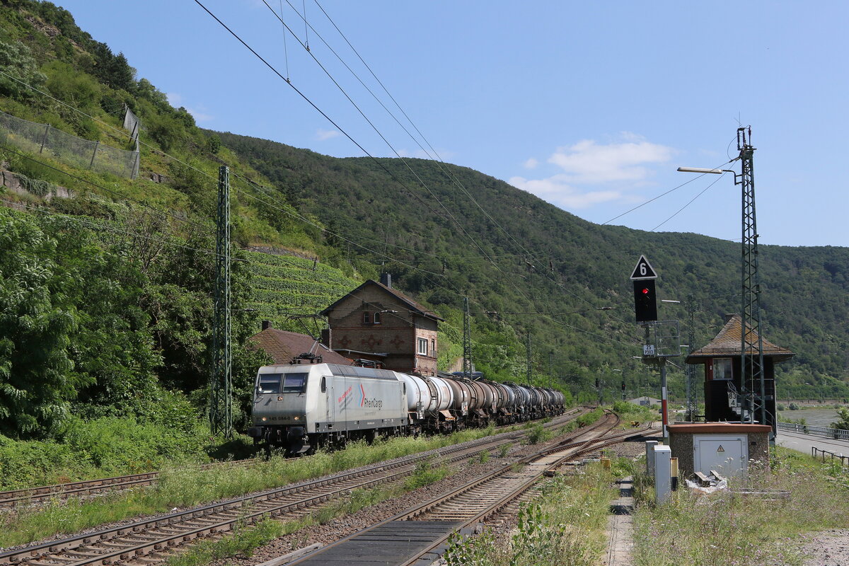 145 084 mit einem Kesselwagenzug am 21. Juli 2021 bei Kaub am Rhein.