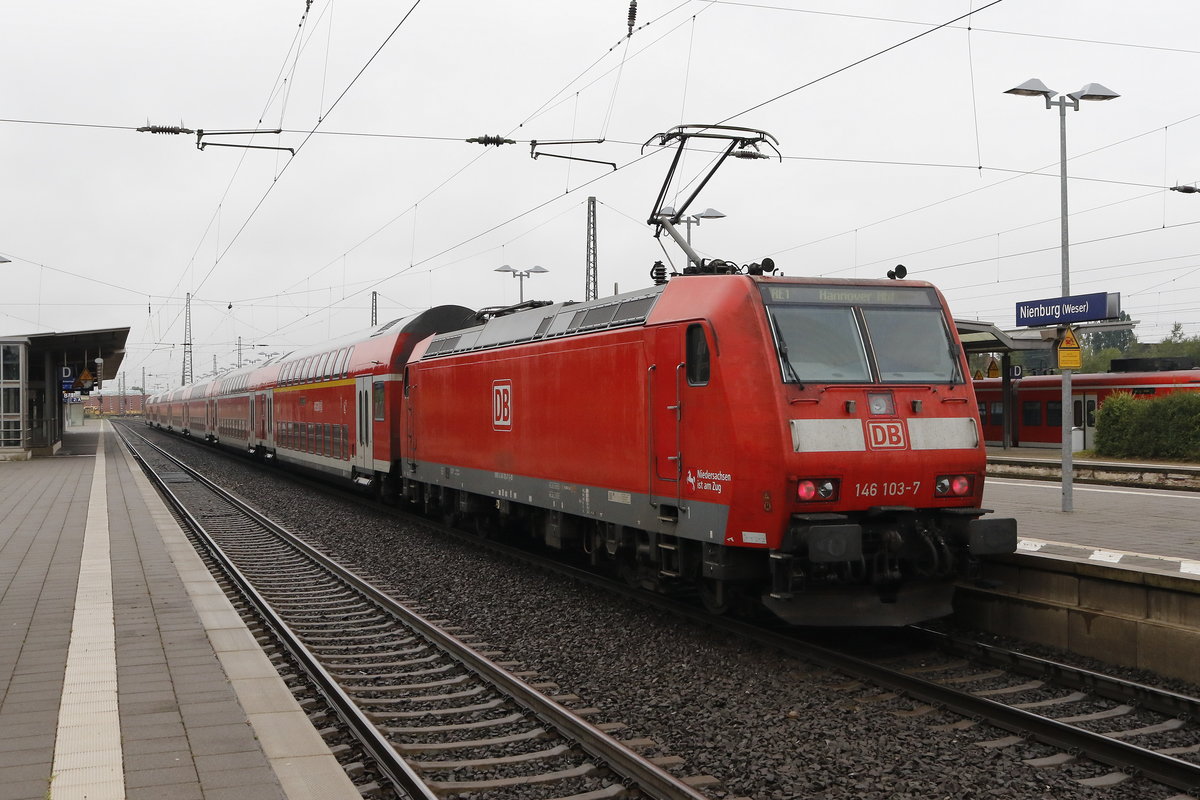 146 103-7 am 11. August 2017 im Bahnhof von Nienburg.