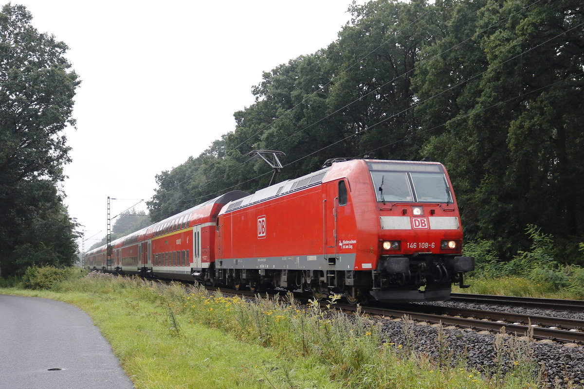 146 108-6 mit einem Regionalzug am 11. August 2017 bei Drverden.