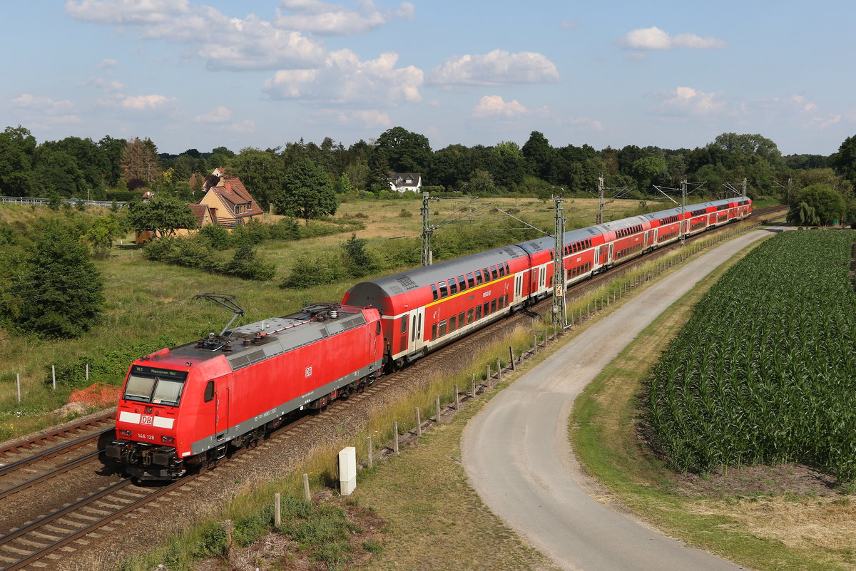 146 128 schiebend an einem Regionalzug nach Hannover. Aufgenommen am 25. Juni 2020 bei Langwedel.