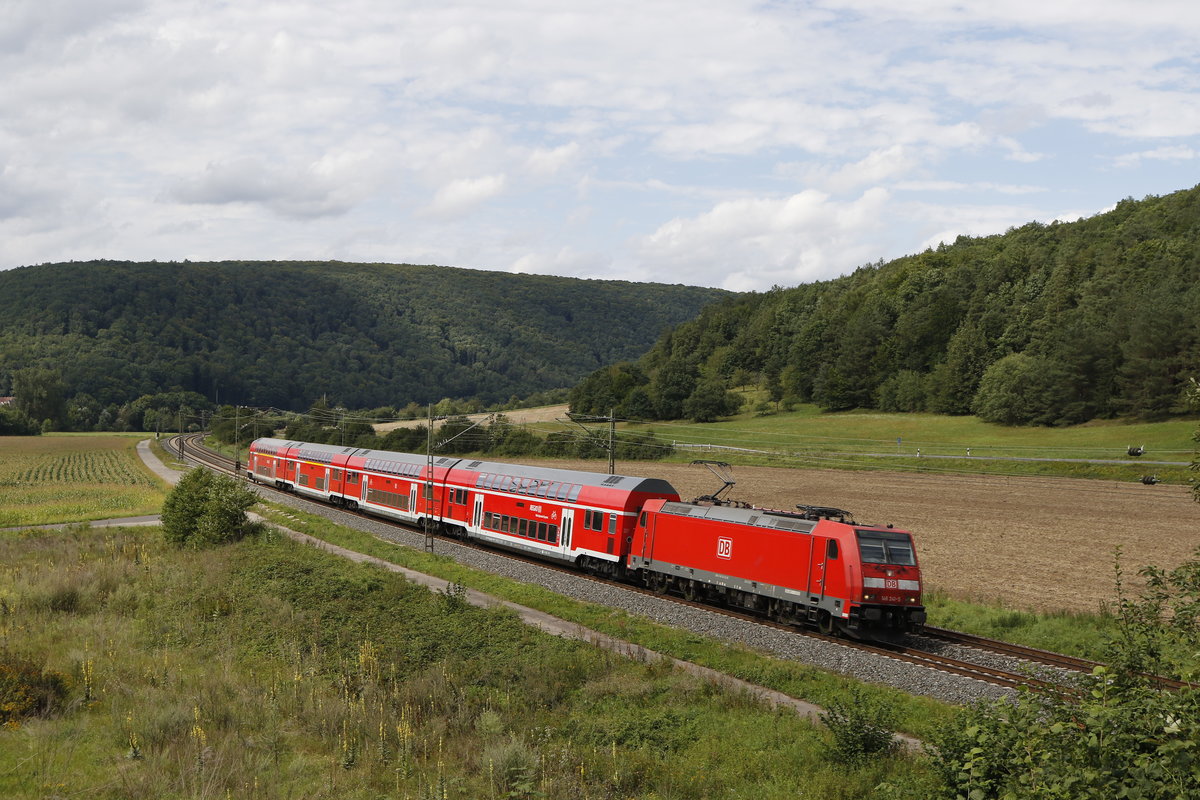 146 241-5 mit einem Regionalzug am 18. August 2017 bei Harrbach.