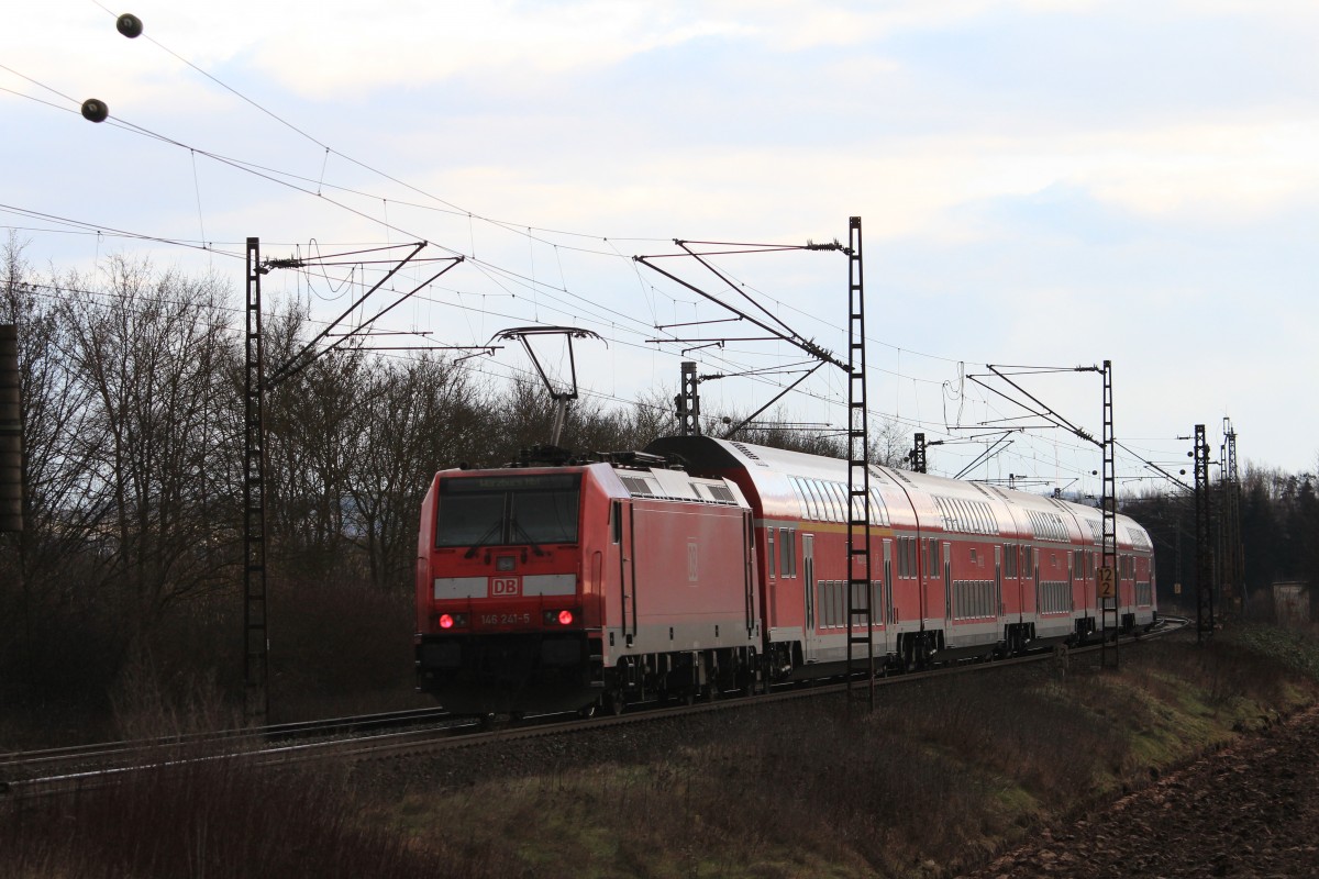 146 241-5 schiebend an einem Regionalzug am 19. Februar 2014 bei Thngersheim.
