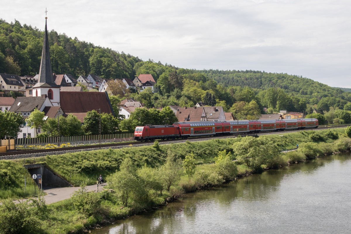 146 244-9 mit einem Doppelstock Regionalzug am 15. Mai 2015 bei Wernfeld.