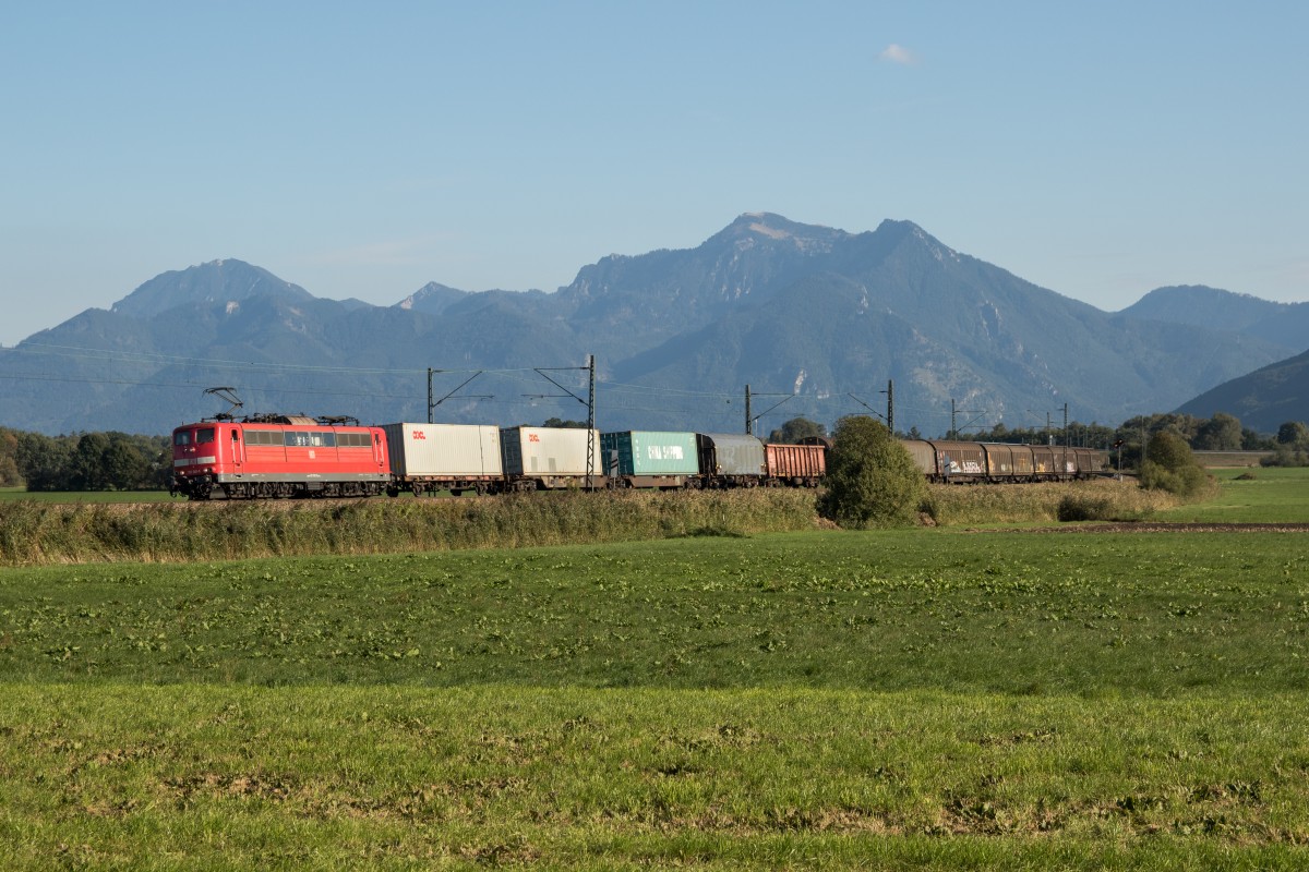 151 001-5 mit einem gemischten Gterzug am 1. Oktober 2015 bei Bernau am Chiemsee.