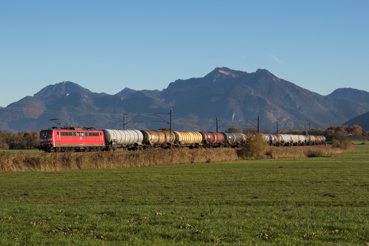 151 016-3 mit einem Kesselwagenzug am 2. November 2015 bei Weisham.