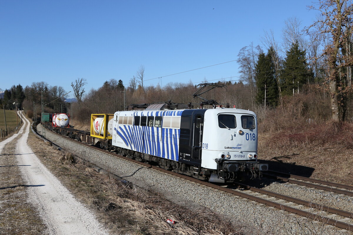 151 018 war mit einem  KLV  am 10. Mrz 2022 bei Grabensttt im Chiemgau in Richtung Salzburg unterwegs.