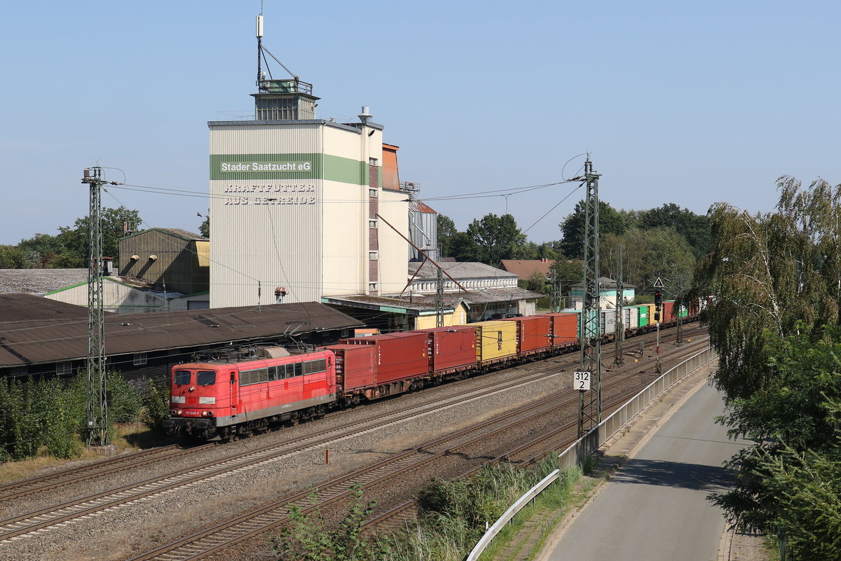 151 048 mit einem Containerzug am 31. August 2019 bei Tostedt.