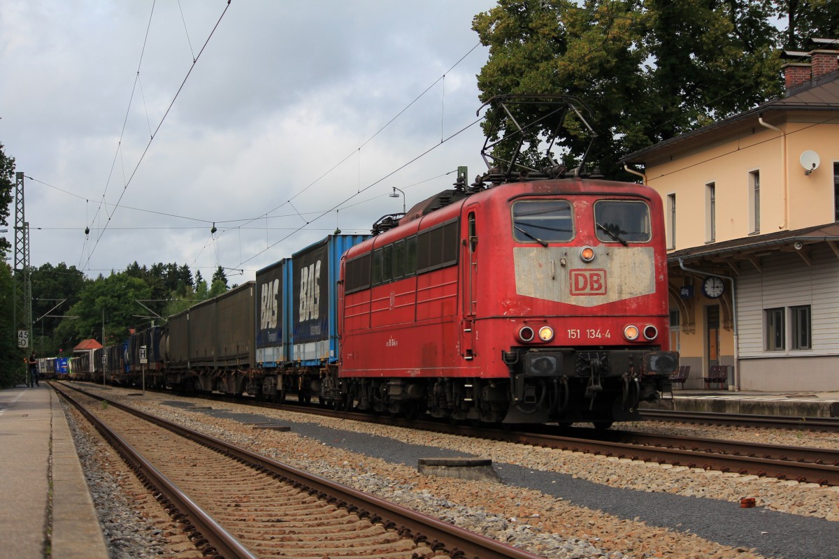 151 134 mit weißem  Lätzchen  am 16. August 2012 bei der durchfahrt durch den Bahnhof von Assling.