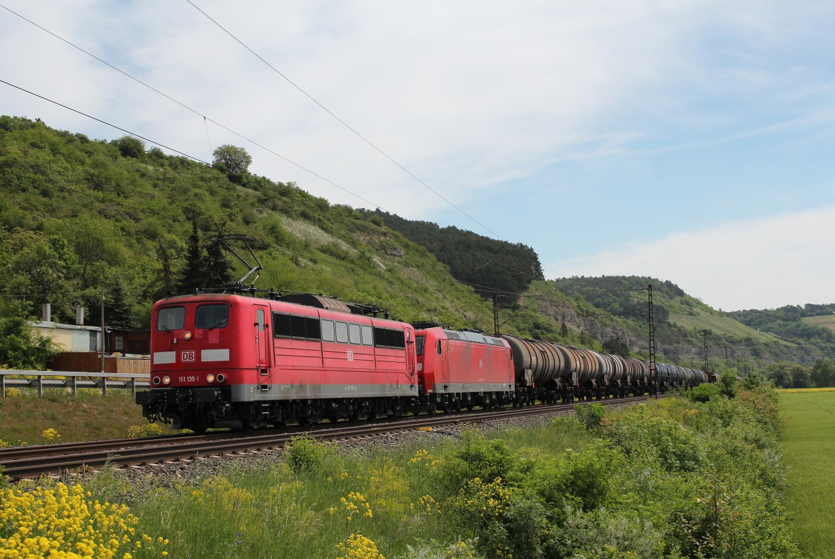 151 135-1 mit einem Kesselwagenzug am 15. Mai 2015 kurz vor Karlstadt am Main.
