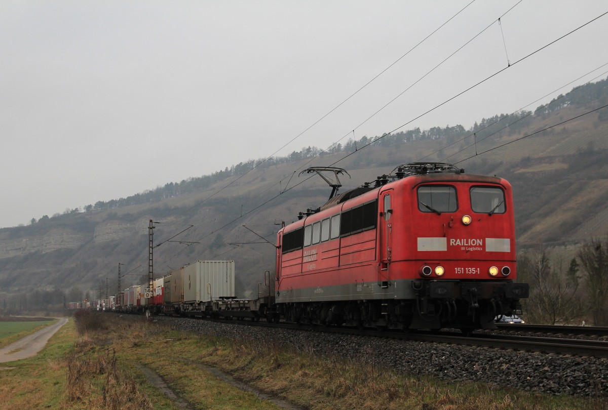 151 135-1 war am 20. Februar 2014 mit einem Containerzug bei Thngersheim in Richtung Wrzburg unterwegs.
