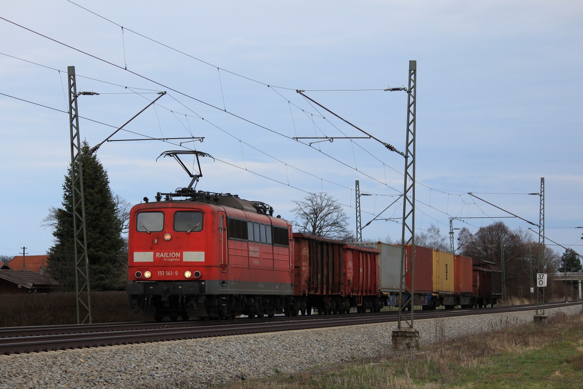 151 141-9 aus Salzburg kommend am 12. April 2013 bei bersee am Chiemsee.