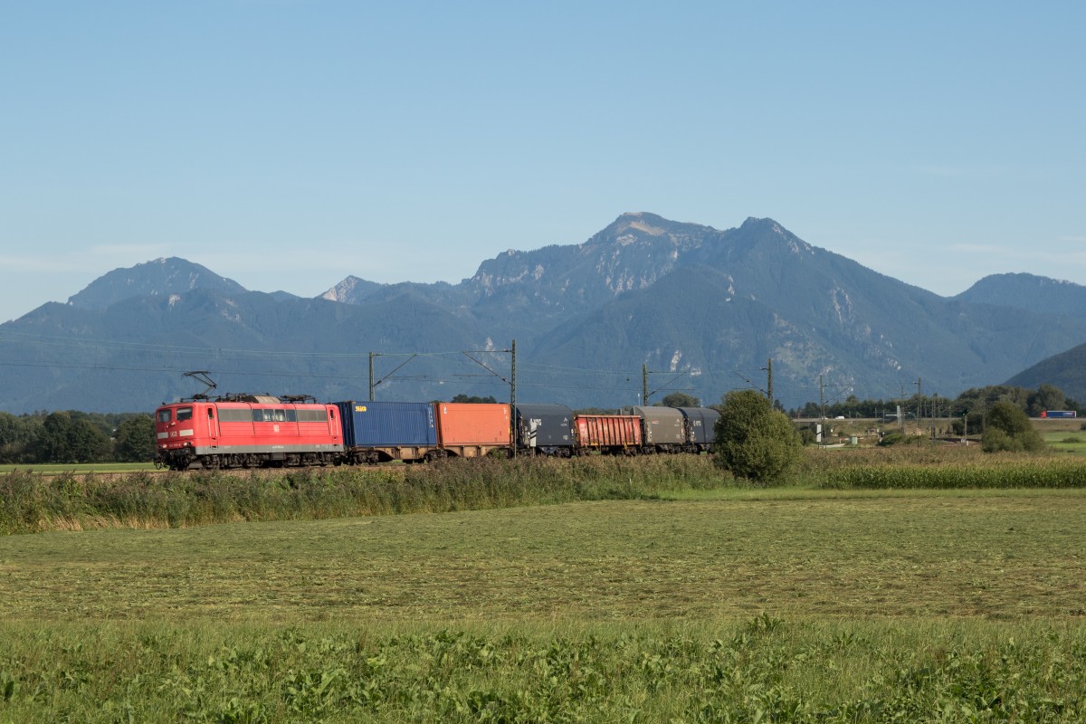 151 155-9 mit einem gemischten Gterzug aus Salzburg kommend am 27. August 2015 bei Weisham.