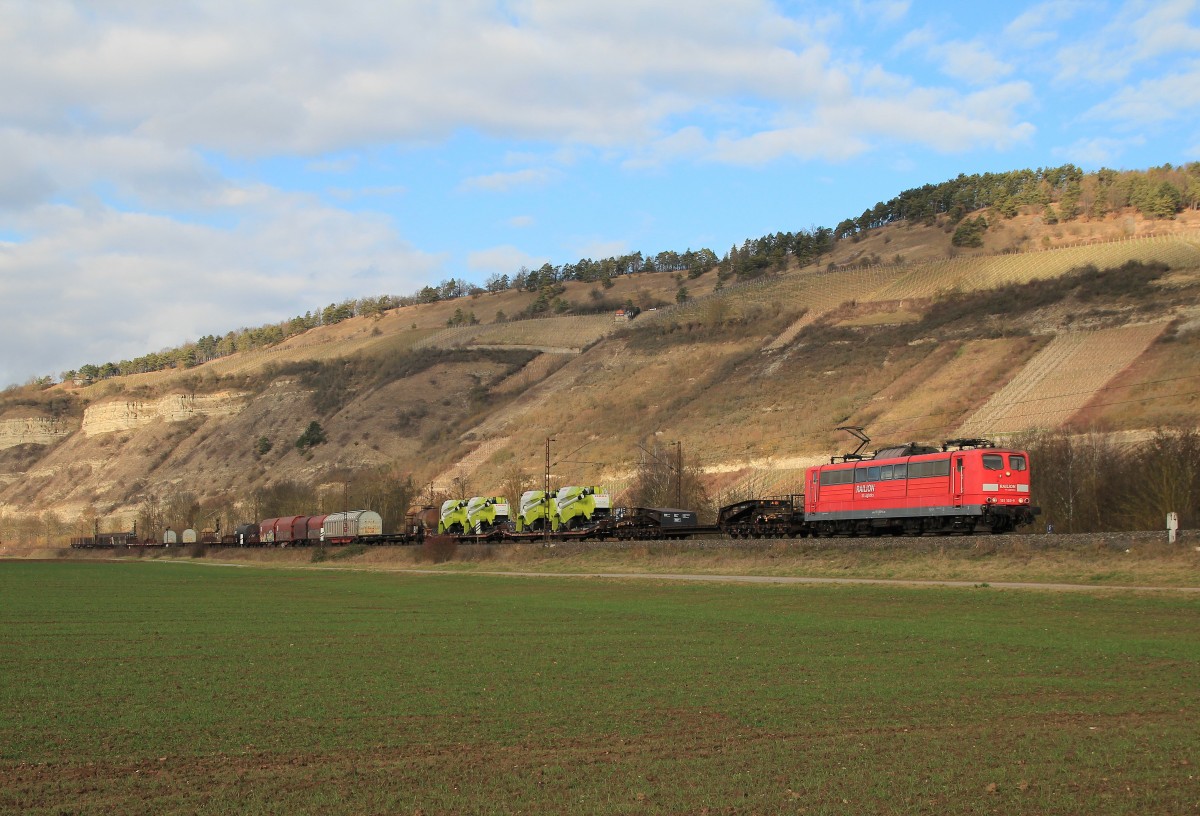 151 160-9 mit einem gemischten Gterzug am 20. Februar 2014 bei Thngersheim.